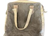 sac à main matelassé gris et beige avec des anses en cuir, sur fond blanc