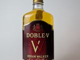 une bouteille de whisky « Doblew V » posée sur une table