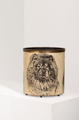 une image en noir et blanc représentant un ours sur une tasse marron