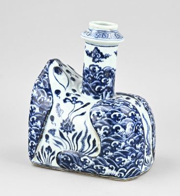 un vase bleu et blanc orné d'un chat