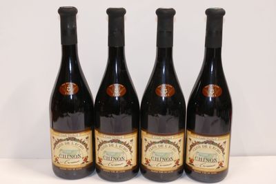 trois bouteilles de vin posées sur une table, l'une à côté de l'autre