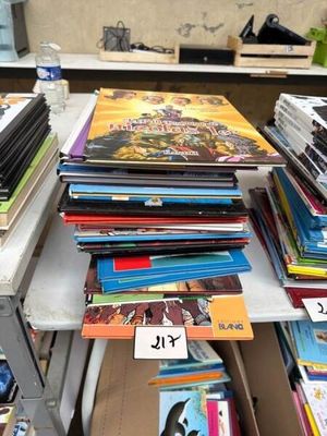 Un lot d'environ trente bandes dessinées.