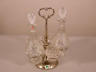trois vases en cristal posés sur un socle en argent, sur une table blanche