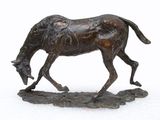 statue en bronze représentant un cheval sur un rocher, sur fond blanc