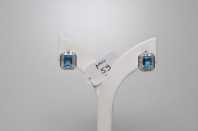 une photo d'une paire de boucles d'oreilles ornées de pierres bleues