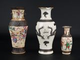 trois vases ornés de motifs différents, posés sur un fond noir
