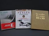 trois livres sont posés sur une table les uns à côté des autres