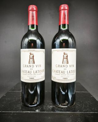 deux bouteilles de vin posées sur une table