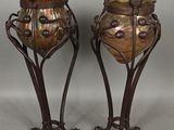paire de vases de style Art nouveau posés sur des socles, sur fond gris