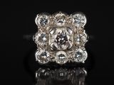 gros plan d'une bague en diamant sur une surface noire