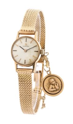 une photo d'une montre-bracelet pour femme sur laquelle repose une pièce de monnaie