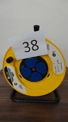 un gros plan sur une bobine jaune ornée d'une fleur bleue