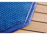un gros plan sur un tapis bleu posé sur une table en bois