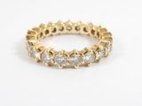 une photo d'une bague en or jaune sertie de diamants blancs
