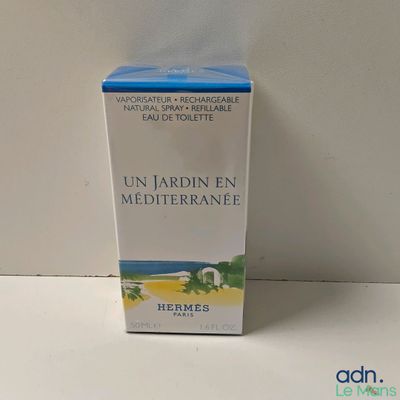 une bouteille de liquide posée sur une table