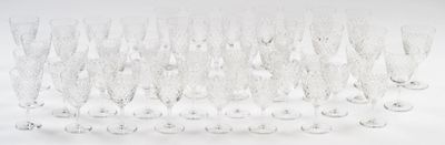 un grand nombre de verres à vin vides posés sur une table