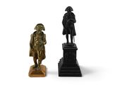 deux figurines en bronze représentant un homme et une femme, posées sur un socle