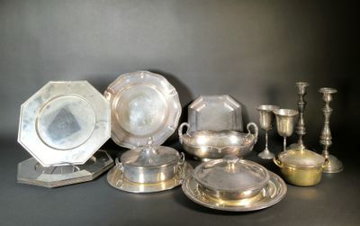 beaucoup d'assiettes et de tasses en argent sur la table