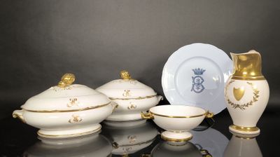 un ensemble de plats blancs et dorés posés sur une table noire