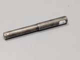 une image représentant un stylo en métal posé sur une surface blanche