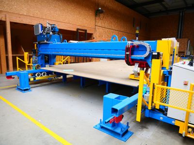 une image d'une machine qui travaille sur un morceau de bois