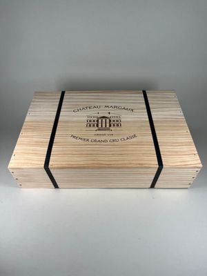 une boîte en bois portant un logo, posée sur une table