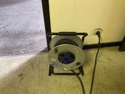 un tuyau posé sur un support près d'une porte