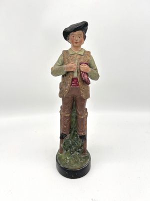 figurine représentant un homme avec un chapeau et une canne