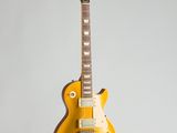 une guitare électrique accrochée à un mur sur fond blanc