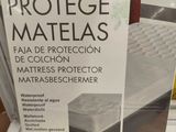 Le carton du matelas se trouve sur l'étagère du magasin.