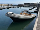 un bateau amarré près d'un quai