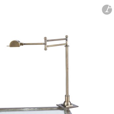 un gros plan d'une lampe posée sur une table, avec un miroir