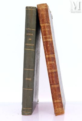 deux livres posés l'un sur l'autre sur une table
