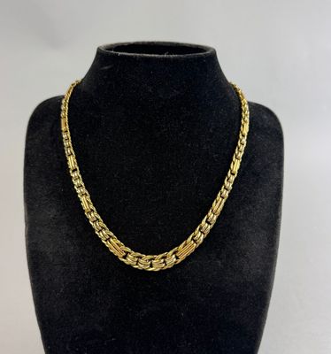 un collier à chaîne en or sur le cou d'un mannequin