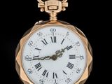 une montre de poche en or avec des chiffres romains sur le cadran