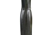 statue d'une femme se tenant la tête entre les mains