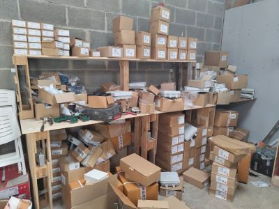 beaucoup de boîtes et de cartons sur les étagères de la pièce