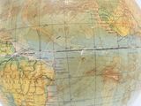 une personne qui tient un globe terrestre dans la main