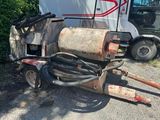 un camion garé à côté d'une bétonnière