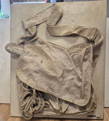 une photo d'un sac posé sur une table