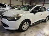 La voiture blanche est garée dans un garage, avec d'autres voitures en arrière-plan.