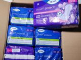 Les boîtes de produits Tena sont emballées dans une boîte en carton.