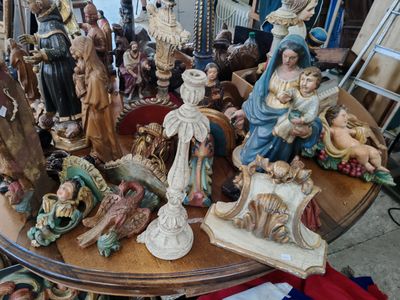 de nombreuses figurines posées sur une table dans une pièce
