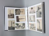 un livre ouvert sur lequel figurent des images de bâtiments et de monuments