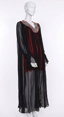 une image d'une robe noire et rouge sur un mannequin