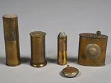 trois objets plaqués laiton, dont un briquet, un briquet et un briquet