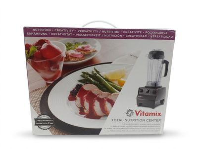 une boîte sur laquelle sont posés un mixeur et une assiette de nourriture