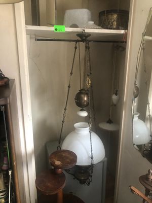 une étagère avec une lampe et un miroir dans un coin