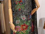un mannequin portant une robe à motifs floraux