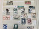 un livre ouvert avec des timbres, posé sur une table
